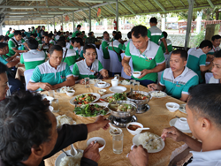 รับประทานอาหารกลางวันร่วมกัน