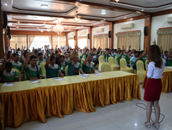 กล่าวต้อนรับพร้อมกระตุ้นการเรียนรู้ก่อนการฝึกอบรม โดยทีมงานสาวกระโปรงแดง