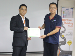 มอบประกาศนียบัตรให้กับผู้ที่ผ่านการฝึกอบรม Defensive Driving Certificate