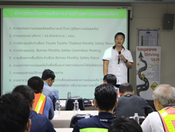 ผู้บริหารกล่าวทักทายพรัอมเน้นย้ำมาตรฐานความปลอดภัยขององค์กร