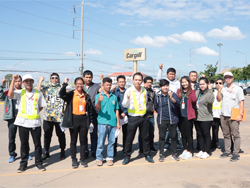 ถ่ายภาพร่วมกันเป็นที่ระลึก