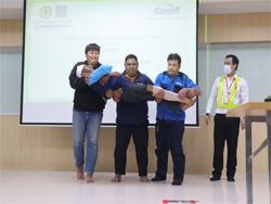 การยกเคลื่อนย้ายผู้บาดเจ็บ โดยมีผู้ช่วยเหลือหลายคน