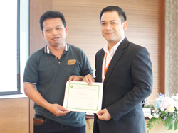 มอบประกาศนียบัตรให้กับผู้ที่ผ่านการฝึกอบรม