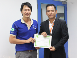 มอบประกาศนียบัตรให้กับผู้ที่ผ่านการฝึกอบรม Defensive Driving Certificate