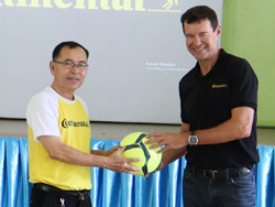 Mr.Peter Rankl มอบอุปกรณ์กีฬาให้กับโรงเรียนเกาะจันทร์พิทยาคาร