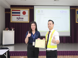 มอบประกาศนียบัตรให้กับผู้ที่ผ่านการฝึกอบรม