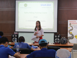 กล่าวต้อนรับพร้อมแนะนำทีมวิทยากร และกิจกรรมฝึกอบรม