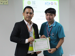 มอบประกาศนียบัตรให้กับผู้ที่ผ่านการฝึกอบรม