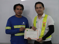 มอบประกาศนียบัตรให้กับผู้ที่ผ่านการฝึกอบรม