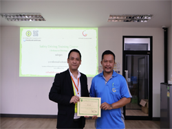 มอบประกาศนียบัตรให้กับผู้ที่ผ่านการฝึกอบรม