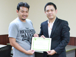 มอบประกาศนียบัตรให้กับผู้ที่ผ่านการฝึกอบรม Defensive Driving Certificate