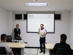 ผู้บริหารกล่าวทักทายพร้อมเน้นย้ำมาตรฐานความปลอดภัย