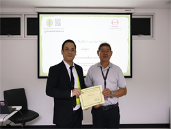 มอบประกาศนียบัตรให้กับผู้ที่ผ่านการฝึกอบรม