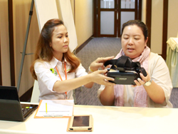 ตรวจประเมินความเสี่ยงต่อภาวะการมองเห็นในภาวะแสงสลัวด้วยเครื่อง VR Vision Screening