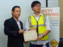 มอบประกาศนียบัตรให้กับผู้ที่ผ่านการฝึกอบรม Defensive Driving Certificate