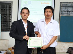 มอบประกาศนียบัตรให้กับผู้ที่ผ่านการฝึกอบรม Defensive Driving Certificate