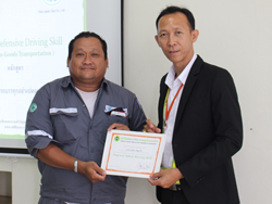 มอบประกาศนียบัตรให้กับผู้ที่ผ่านการฝึกอบรม Defensive Driving Certificate