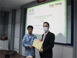 มอบประกาศนียบัตรให้กับผู้ที่ผ่านการฝึกอบรม