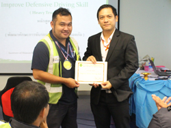 มอบประกาศนียบัตรให้กับผู้ที่ผ่านการฝึกอบรม Defensive Driving Certificate