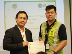 มอบประกาศนียบัตรให้กับผู้ที่ผ่านการฝึกอบรม Defensive Driving Certificate
