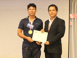 มอบประกาศนียบัตรให้กับผู้ที่ผ่านการฝึกอบรม Defensive Driving Certificate