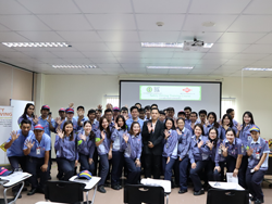 ถ่ายภาพร่วมกันเป็นที่ระลึก
