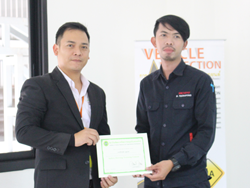 มอบประกาศนียบัตรให้กับผู้ที่ผ่านการฝึกอบรม Defensive Driving Certificate