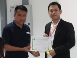 มอบประกาศนียบัตรให้กับผู้ผ่านการฝึกอบรม