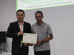 มอบประกาศนียบัตรให้กับผู้ที่ผ่านการฝึกอบรม Defensive Driving Certificate