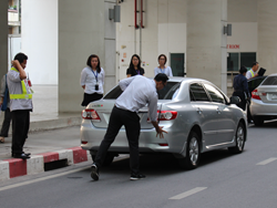 ฝึก และทดสอบทักษะการตรวจสอบความปลอดภัยโดยรอบตัวรถก่อนการออกรถ