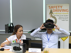 ตรวจประเมินการมองเห็นในภาวะแสงสลัว และความสามารถในการกะระยะด้วยเครื่อง VR Vision Screening