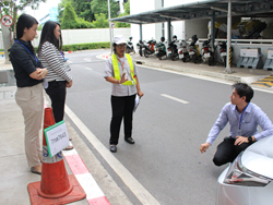 ฝึก และประเมินทักษะการตรวจสอบความปลอดภัยบริเวณโดยรอบตัวรถก่อนการเดินทาง Pre-Trip Inspection - Walk Around