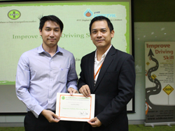 มอบประกาศนียบัตรให้กับผู้ที่ผ่านการฝึกอบรม Defensive Driving Certificate