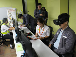 ตรวจประเมินการมองเห็นในภาวะแสงสลัว และความสามารถในการกะระยะด้วยเครื่อง VR Vision Screening