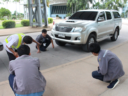 การตรวจสอบความปลอดภัยบริเวณโดยรอบตัวรถก่อนการเดินทาง Pre-Trip Walkaround