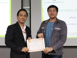 มอบประกาศนียบัตรให้กับผู้ที่ผ่านการฝึกอบรม Defensive Driving Certificate