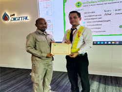 มอบประกาศนียบัตรให้กับผู้ที่ผ่านการฝึกอบรม