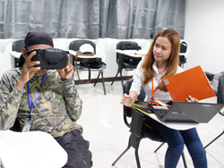 ประเมินความเสี่ยงที่มีผลต่อการมองเห็นในภาวะแสงสลัวด้วยเครื่อง VR Vision Screening