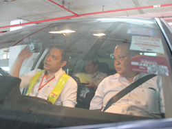 สาธิตเทคนิคการขับรถเชิงป้องกันอุบัติเหตุ ตามระบบเสียงนำสมองโดยครูฝึก Commentary Driving Demonstration