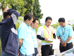 ครูฝึกประจำรถสรุปผลการฝึกอบรมรายบุคคล  พร้อมให้คำแนะนำเพิ่มเติม