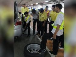 ครูฝึกประจำรถทำการตรวจสอบแรงบิดด้วยอุปกรณ์
