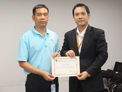 มอบประกาศนียบัตรใหักับผู้ที่ผ่านการฝึกอบรม