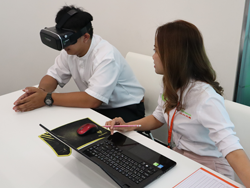 ตรวจประเมินการมองเห็นในภาวะแสงสลัว และความสามารถในการกะระยะด้วยเครื่อง VR Vision Screening