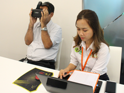 ตรวจประเมินการมองเห็นในภาวะแสงสลัว และความสามารถในการกะระยะด้วยเครื่อง VR Vision Screening