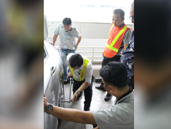 ครูฝึกทำการตรวจวัดการขันน๊อตด้วยประแจวัดแรงบิด