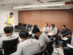 สรุปผลการฝึกอบรม พร้อมให้คำแนะนำเพิ่มเติมโดยหัวหน้าทีมครูฝึก อาจารย์อภิรัติ  คำสายพรม