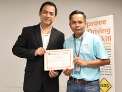 มอบประกาศนียบัตรให้กับผู้ที่ผ่านการฝึกอบรม Defensive Driving Certificate