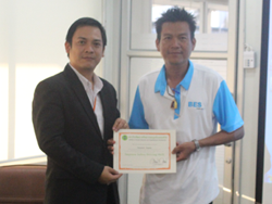 มอบประกาศนียบัตรให้กับผู้ที่ผ่านการฝึกอบรม Defensive Driving Certificate
