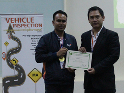 มอบประกาศนียบัตรให้กับผู้ที่ผ่านการฝึกอบรม Defensive Driving Certificate