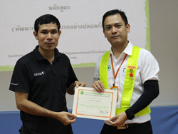 มอบประกาศนียบัตรให้กับผู้ที่ผ่านการฝึกอบรม